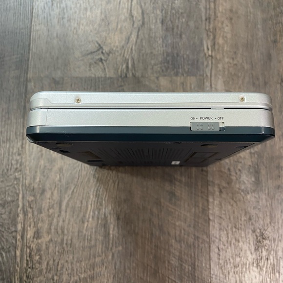 Mintek MDP-1720 Portable DVD Player 7” TFT Monitor - Picture 9 of 9